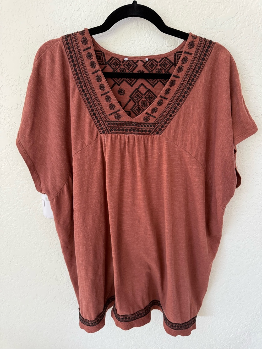 Source Unknown Rust Embroidered V-Neck Blouse with Black Trim